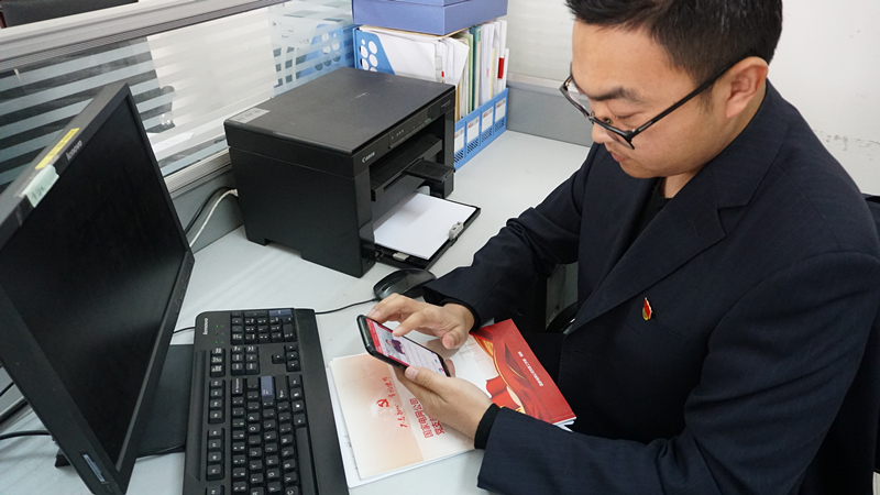 支部黨員高銳利用工作之余打開“學(xué)習(xí)強(qiáng)過(guò)”進(jìn)行學(xué)習(xí)_副本
