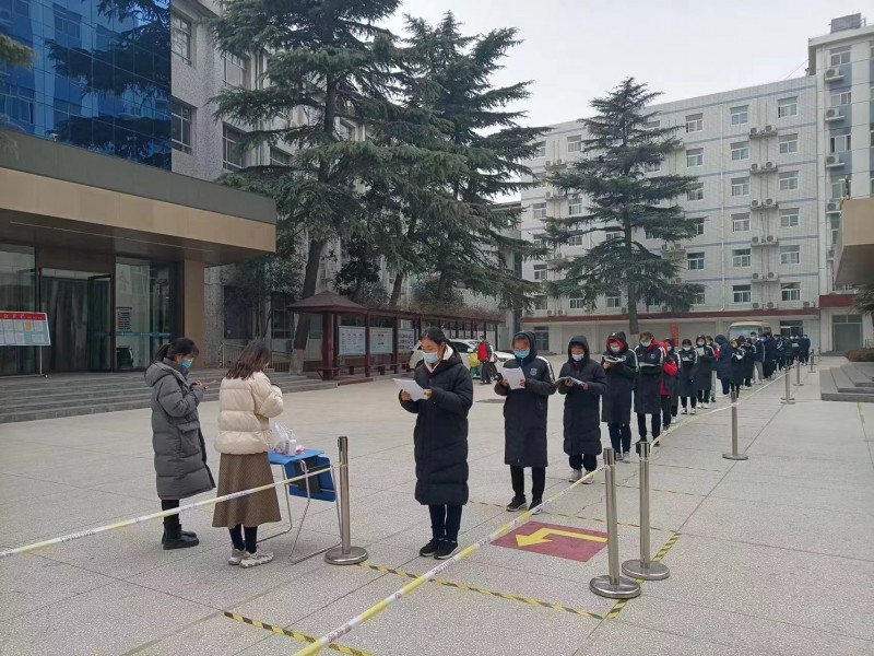 每一次組織學(xué)生進(jìn)行校園核酸檢測時，大家都能做自覺做到核酸、學(xué)習(xí)兩不誤