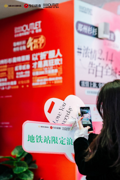 杉杉奧萊限時(shí)花店火了！2023朵玫瑰告白全城2(1)285