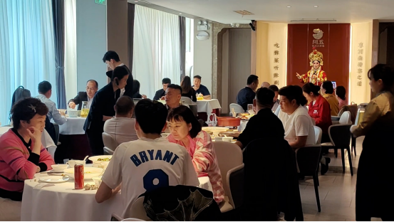 （配圖）尋根拜祖后，他們來阿五品新豫菜解鄉(xiāng)愁362