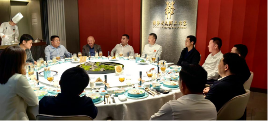 （配圖）尋根拜祖后，他們來阿五品新豫菜解鄉(xiāng)愁524