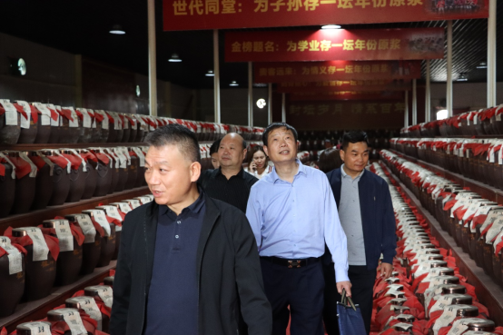 走進(jìn)蔡洪坊 探秘馥柔香——河南報業(yè)全媒體豫酒行走進(jìn)蔡洪坊酒業(yè)(4)905