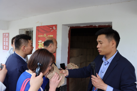 走進(jìn)蔡洪坊 探秘馥柔香——河南報業(yè)全媒體豫酒行走進(jìn)蔡洪坊酒業(yè)(4)907