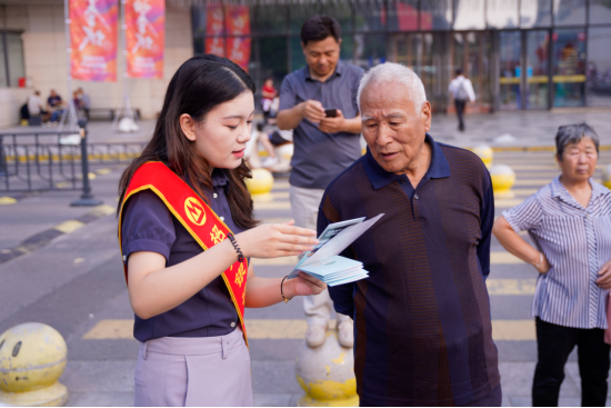 金融為民譜新篇 服務(wù)大眾筑輝煌--招商銀行鄭州分行積極開展金融知識進(jìn)商圈活動412