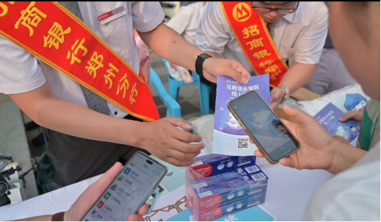 金融為民譜新篇 服務(wù)大眾筑輝煌--招商銀行鄭州分行積極開展金融知識進(jìn)商圈活動509